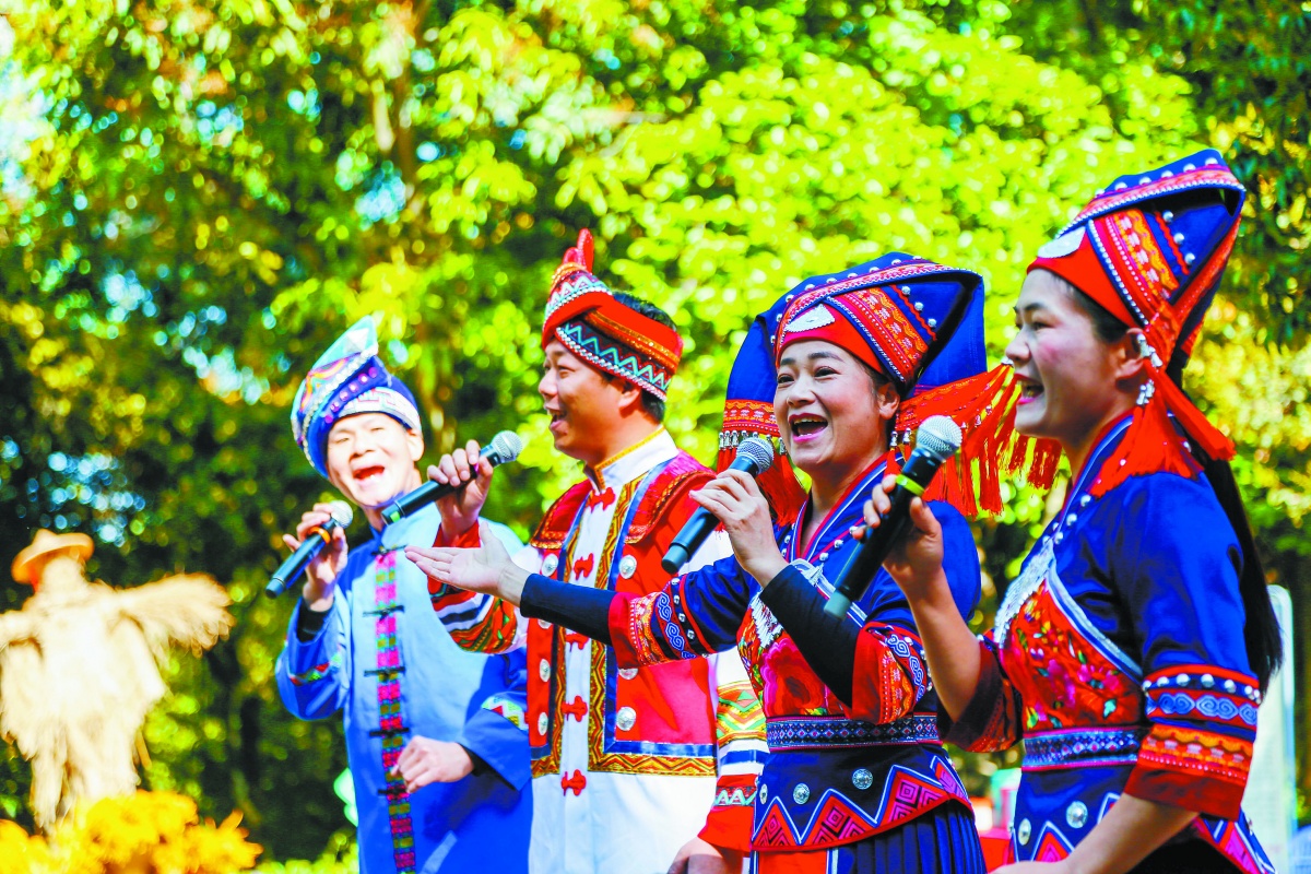 2022年南宁市武鸣区三月三活动现场,少数民族群众正在对歌.