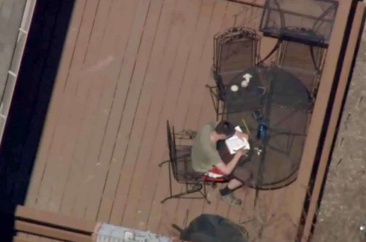 特謝拉被捕前在家中露臺讀書（圖：《紐約郵報》）