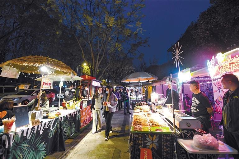 图为四川省成都市锦江区拍摄的三色路夜市(2月28日摄).