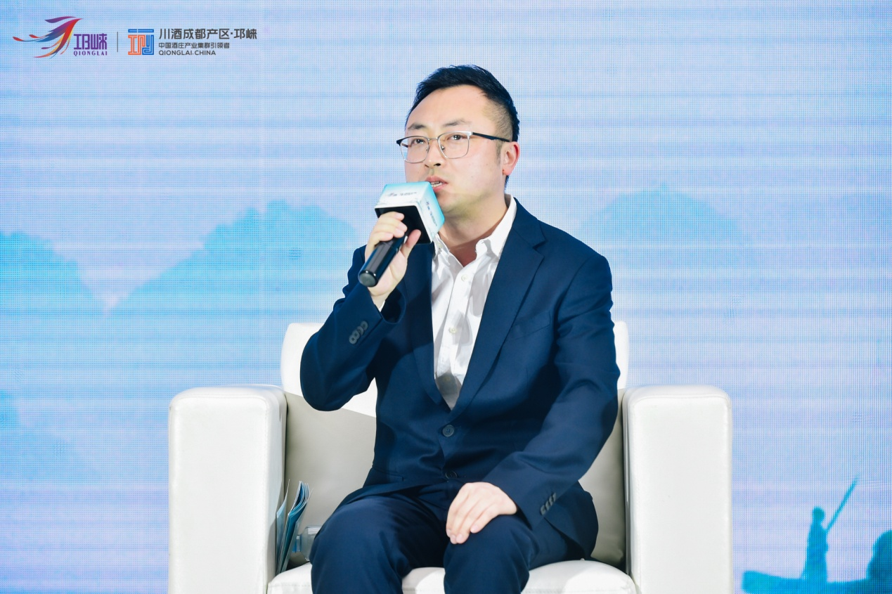 图为邛崃市副市长谢军在圆桌论坛讲话