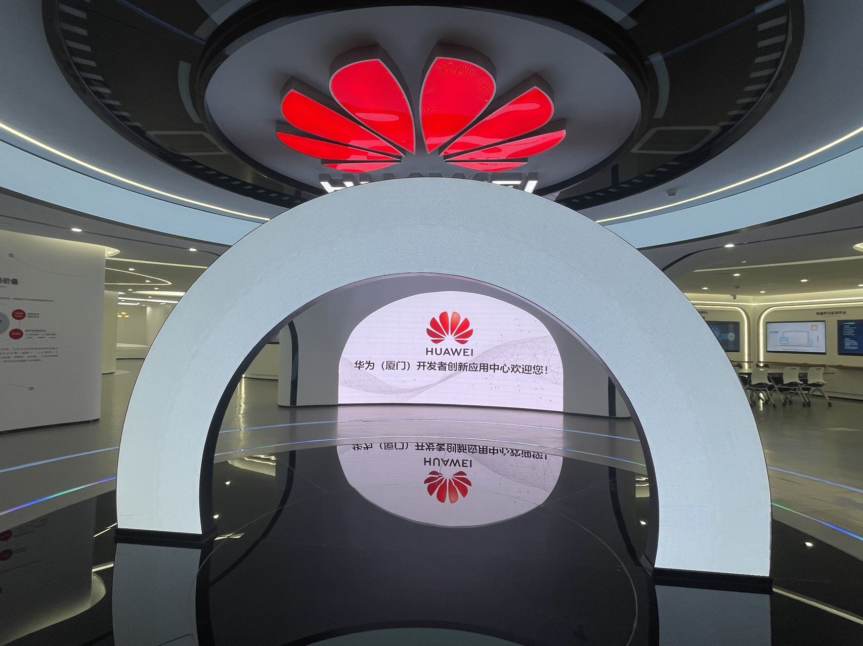 走进华为(厦门)开发者创新应用中心,率先映入眼帘的是鸿蒙圆环标志.