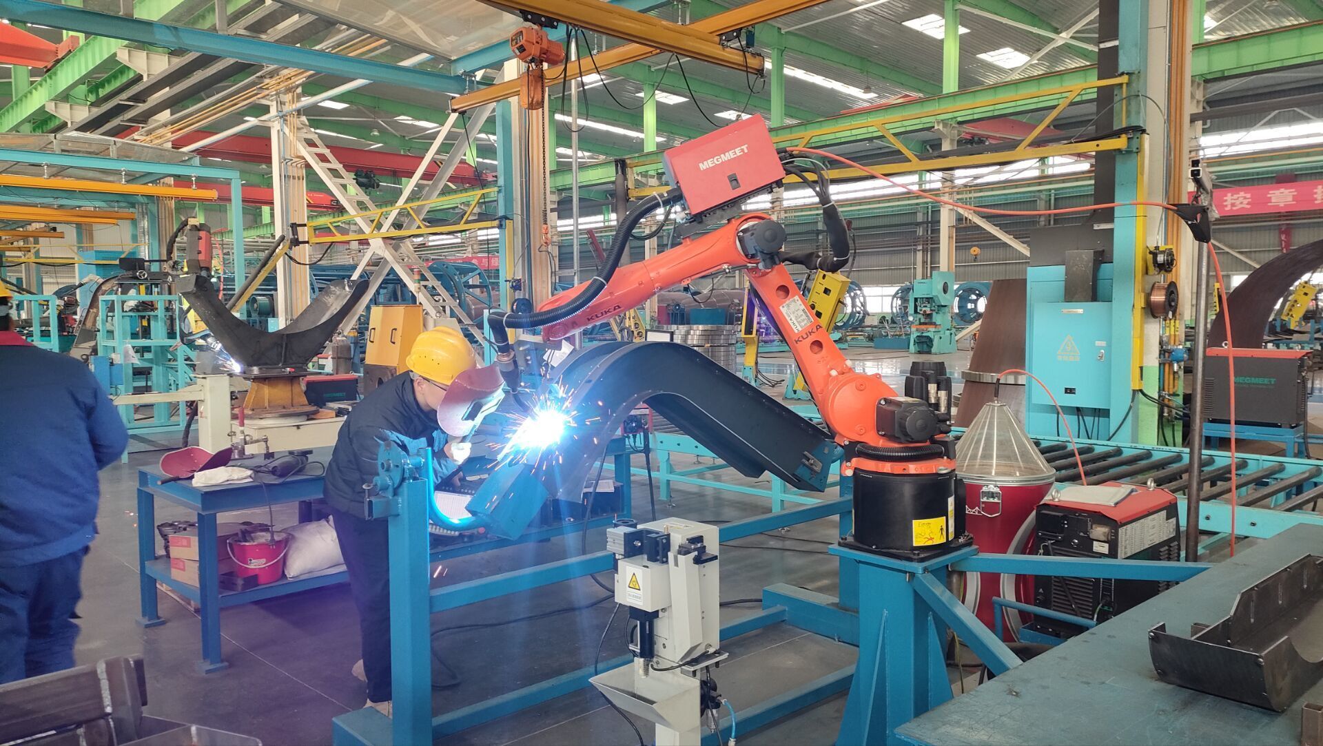 山东水泊智能装备股份有限公司制造的搅拌车部件焊接机器人正在工作.