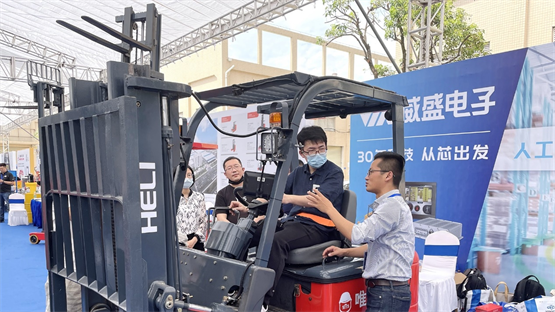 威盛亮相第二届叉车安全日