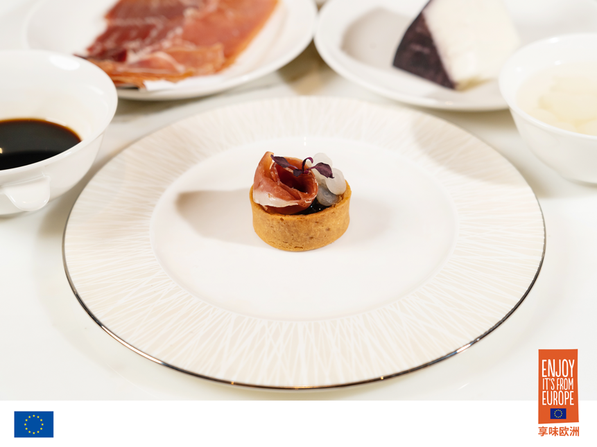 西班牙慕希亚红酒干酪PDO塔配伊比利亚火腿，意大利摩德纳香醋PGI和鸡尾酒洋葱