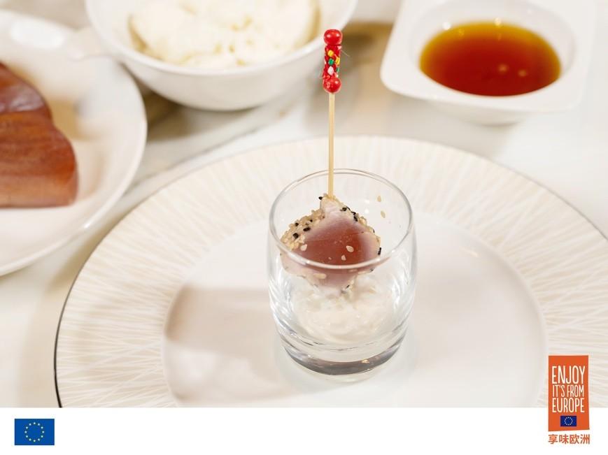 金枪鱼色拉杯配希腊菲达奶酪PDO和德国森林蜂蜜芥末汁