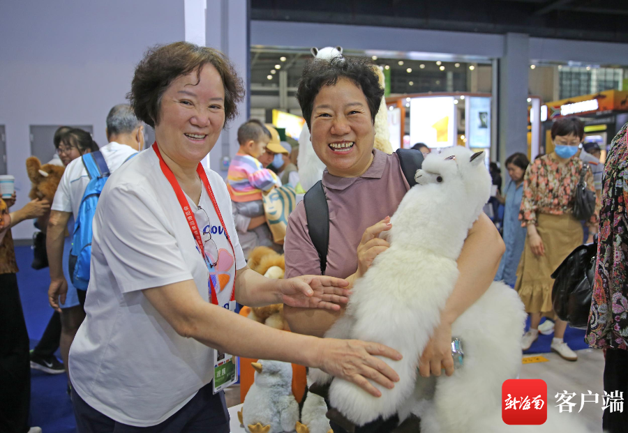 消博会上戴着墨镜的"羊驼"深受观众喜爱.记者汪承贤摄