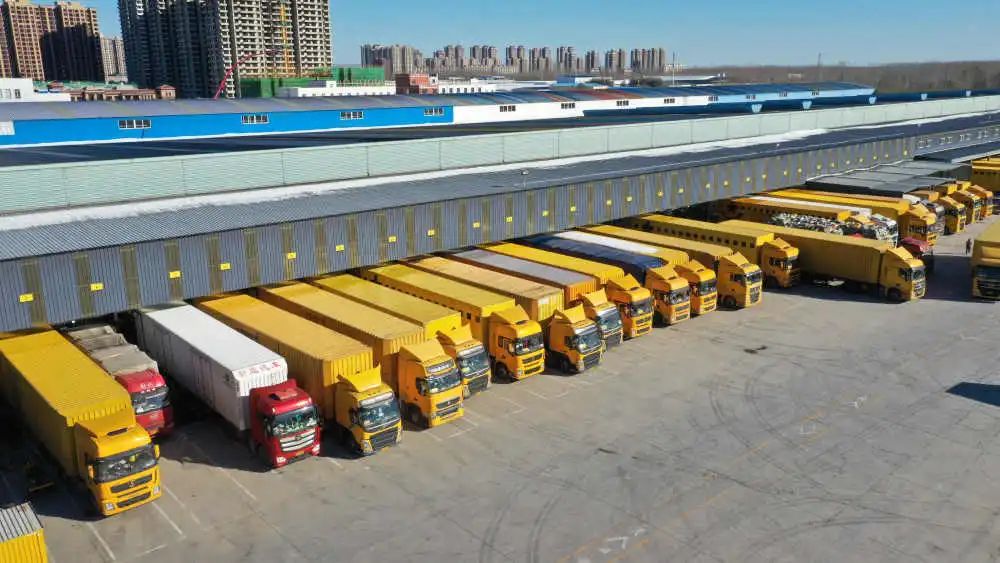 大型快递运输车辆停靠在韵达华北分拨中心.