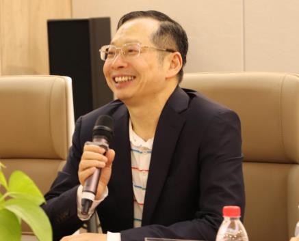 华厦眼科医院集团董事长苏庆灿致辞