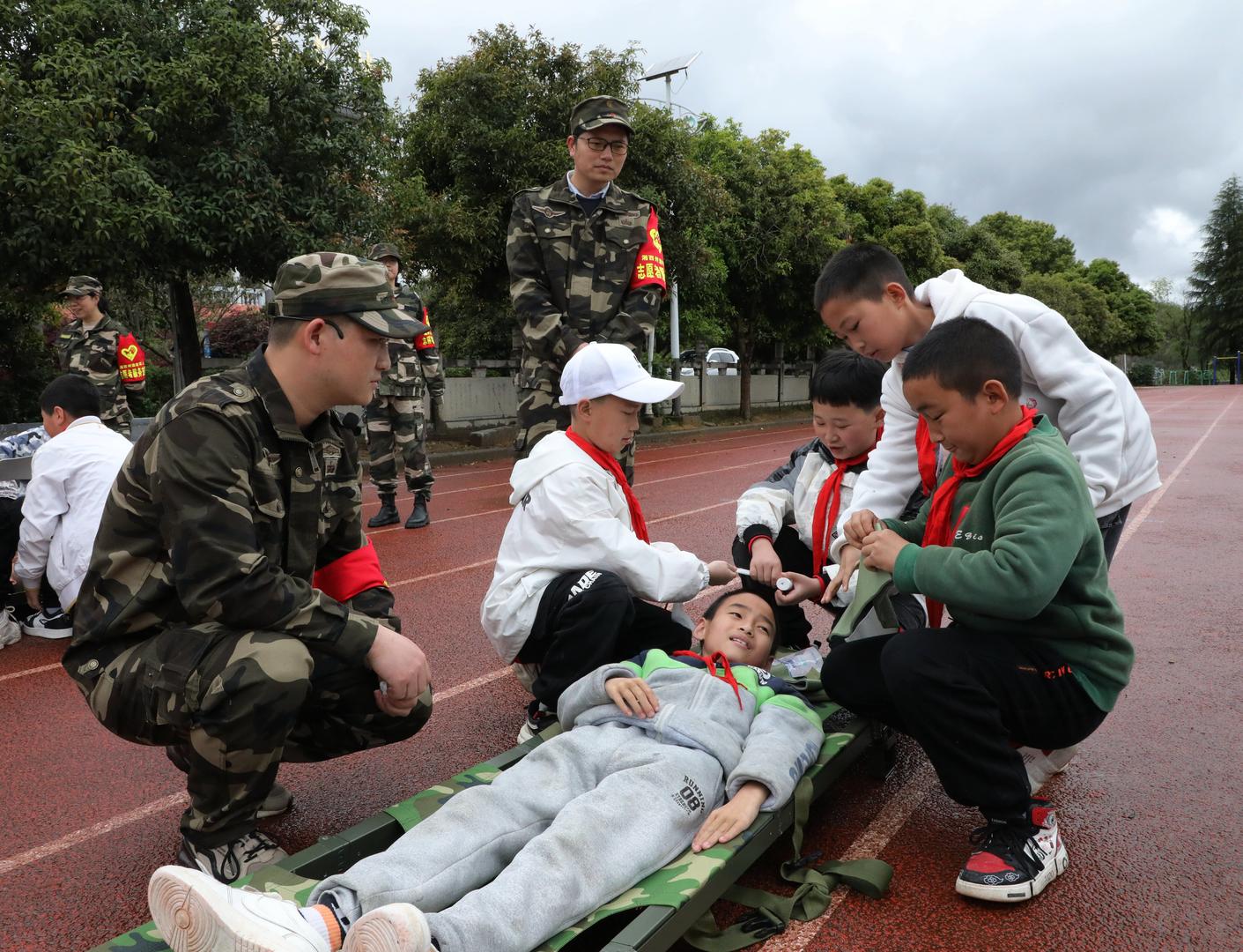↑退役军人志愿者给学生传授急救知识（资料图） 据视觉中国
