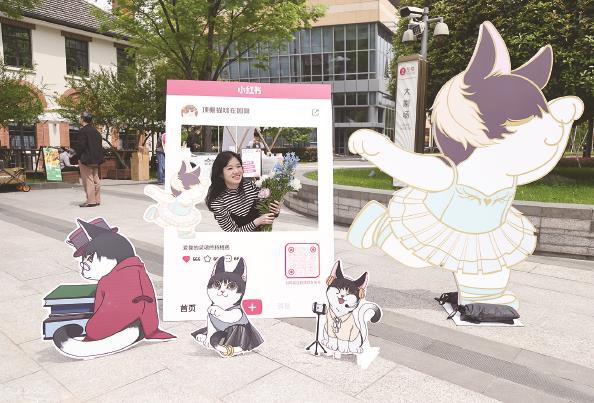 市民和猫咪立牌合影 记者 王凯 摄
