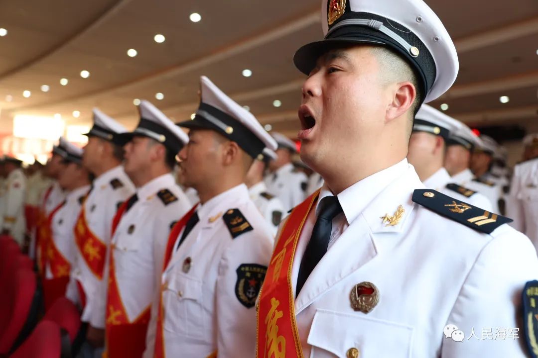 胸带红花,右手敬礼|军衔_新浪财经_新浪网