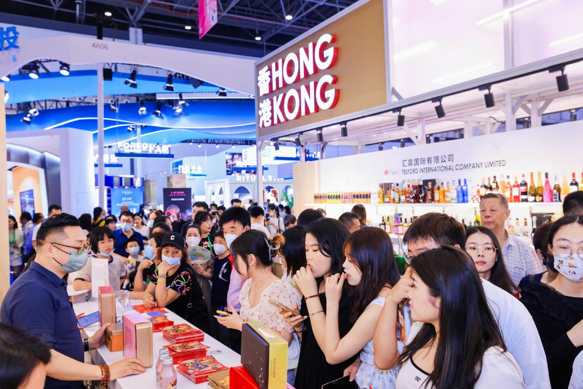 香港美心食品展区人气旺.记者 任桐摄