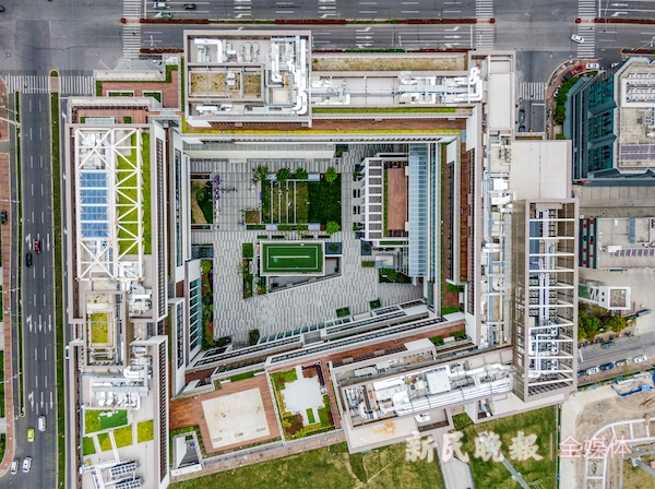 图说:上海纽约大学前滩校区采用四栋建筑合围的布局,将现代建筑和古典