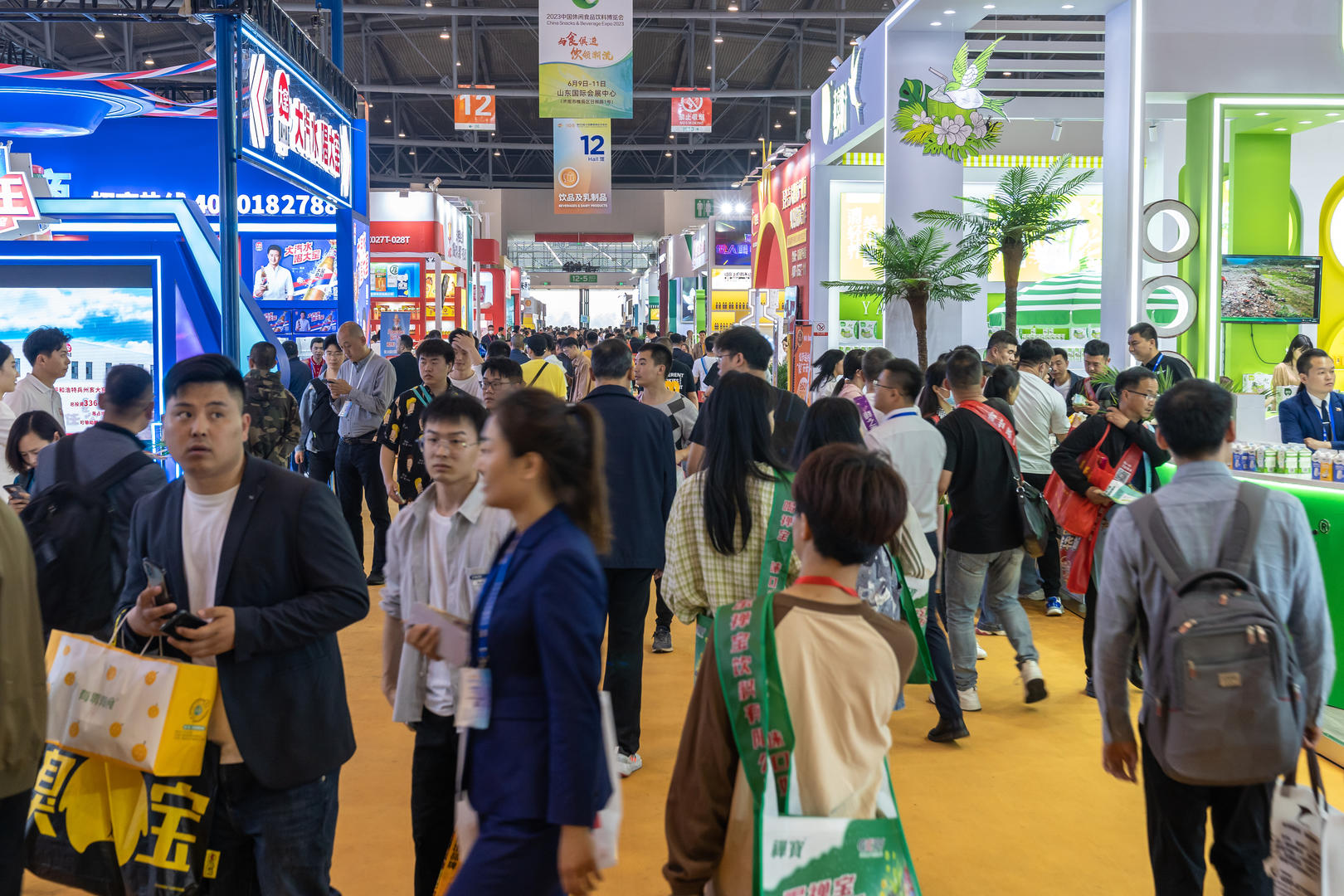 成都,中国西部国际博览城,市民参观,游览第108届全国糖酒商品交易会