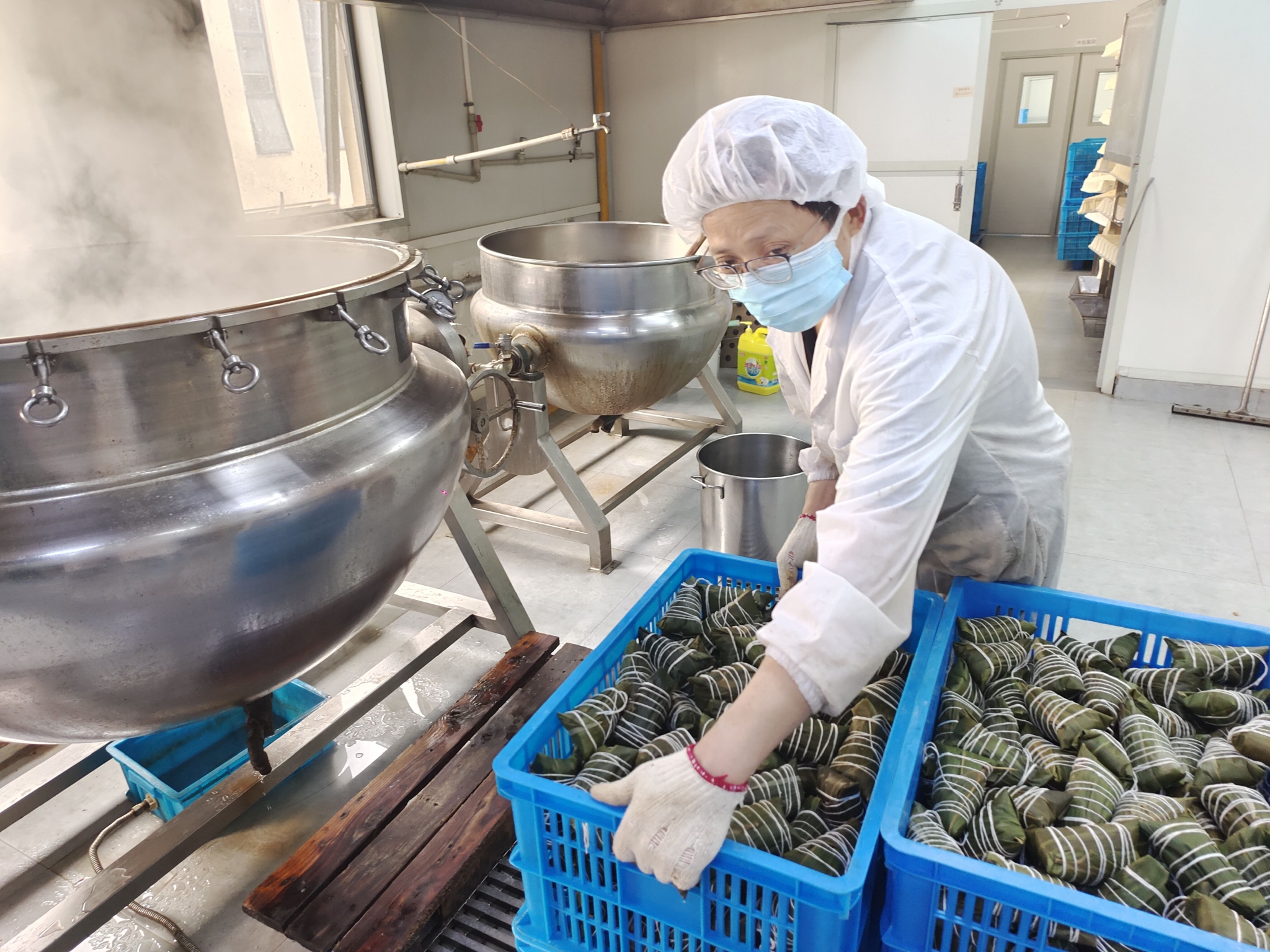 往煮锅里"下粽子".劳动报记者陆燕婷 摄影