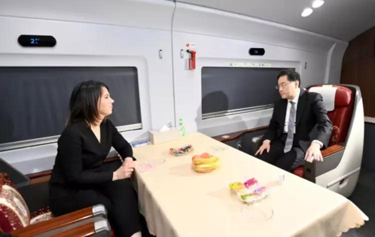 中德两国外长坐着高铁到北京 图：外交部网站