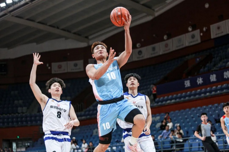 数据方面,中国矿大吕克古21芬篮板2抢断,邵宇轩16分9篮板2助攻,董子墨