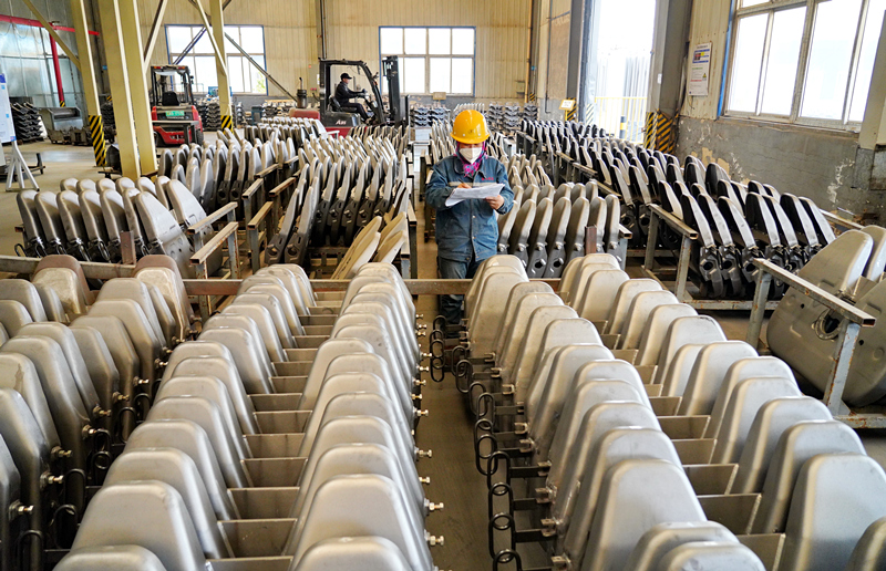 4月13日，工人在唐山龙泉机械有限公司车间内核对产品信息。新华社记者 牟宇 摄