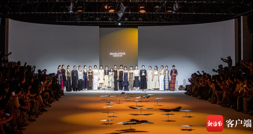 设计师同模特合影.记者 刘洋 摄