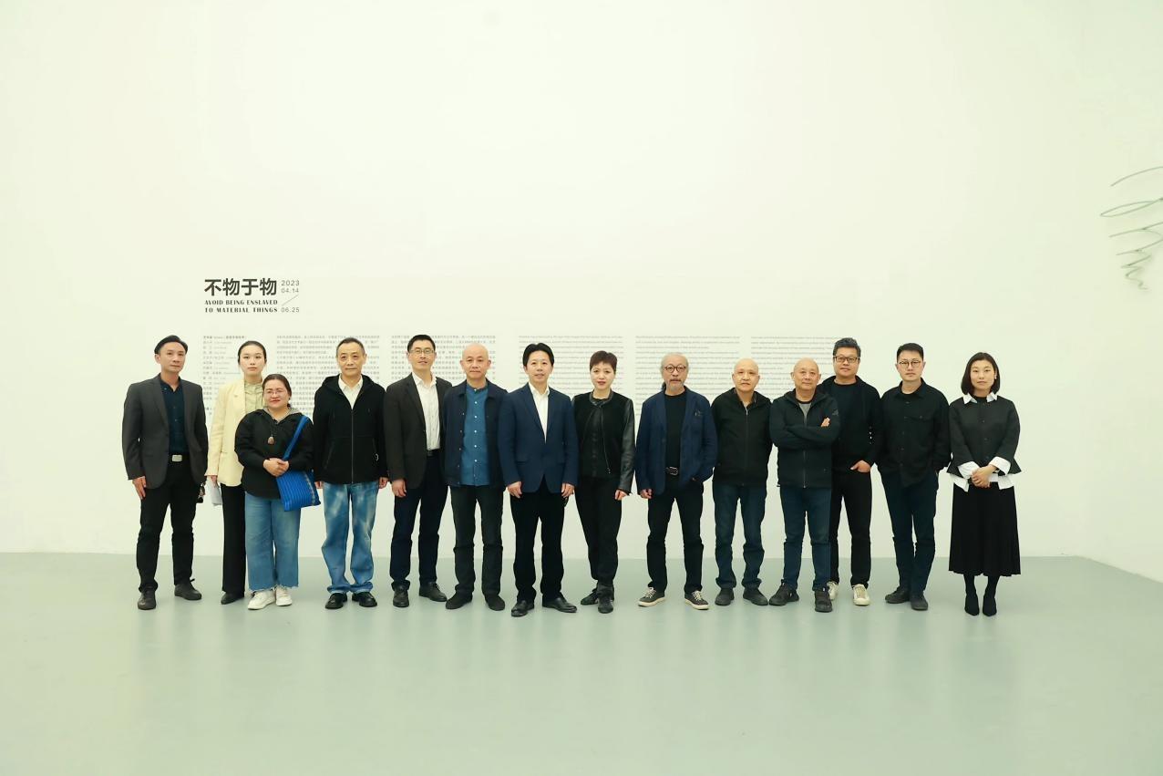 参展艺术家与来宾合影