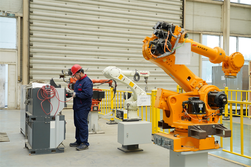 4月14日，工人在唐山贺祥智能科技股份有限公司车间调试机器人产品。新华社记者 牟宇 摄