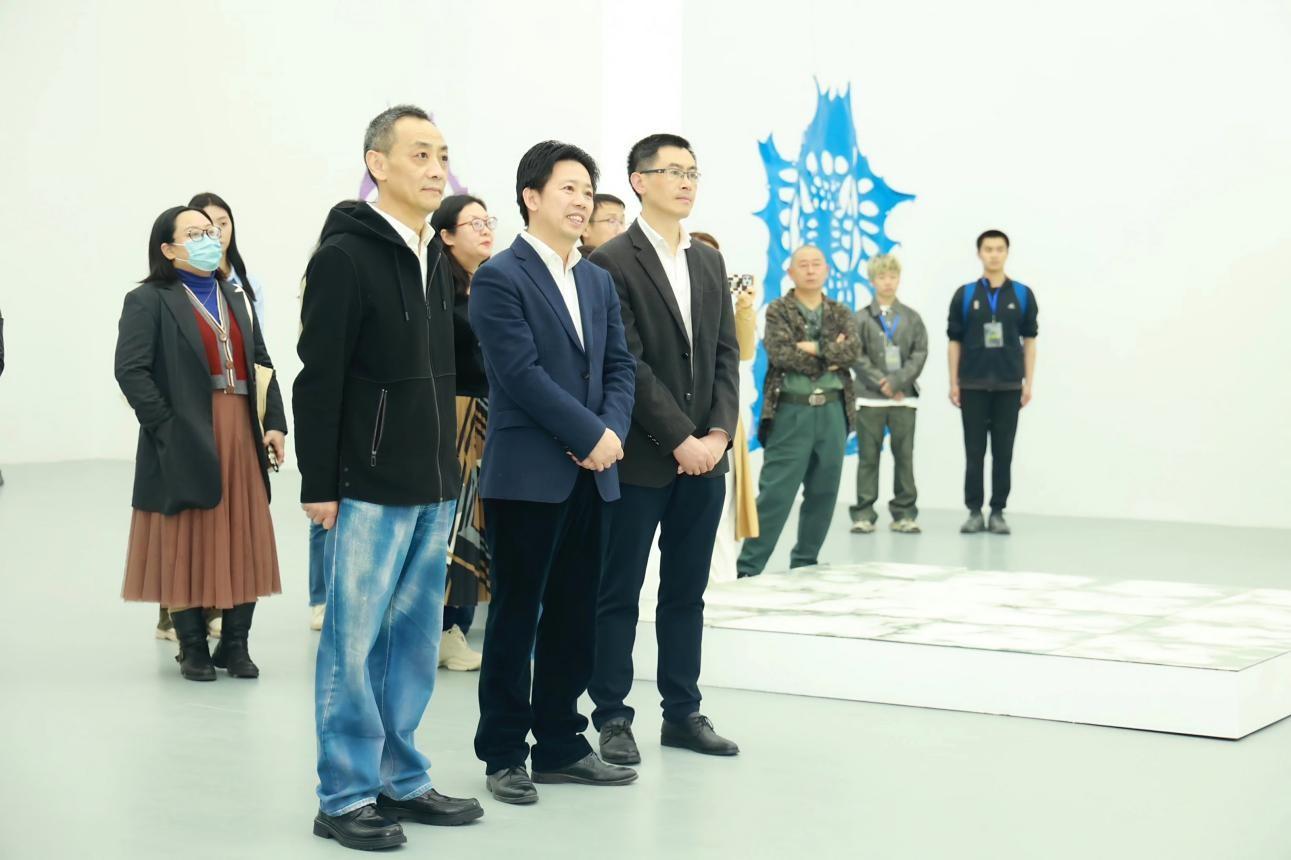 参展艺术家与来宾合影