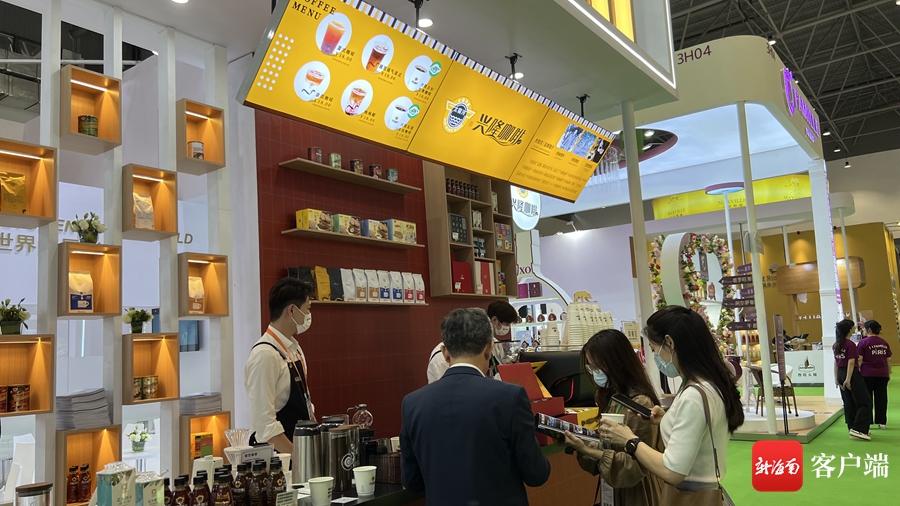 正大集团展区的兴隆咖啡备受青睐.记者 王洪旭 摄
