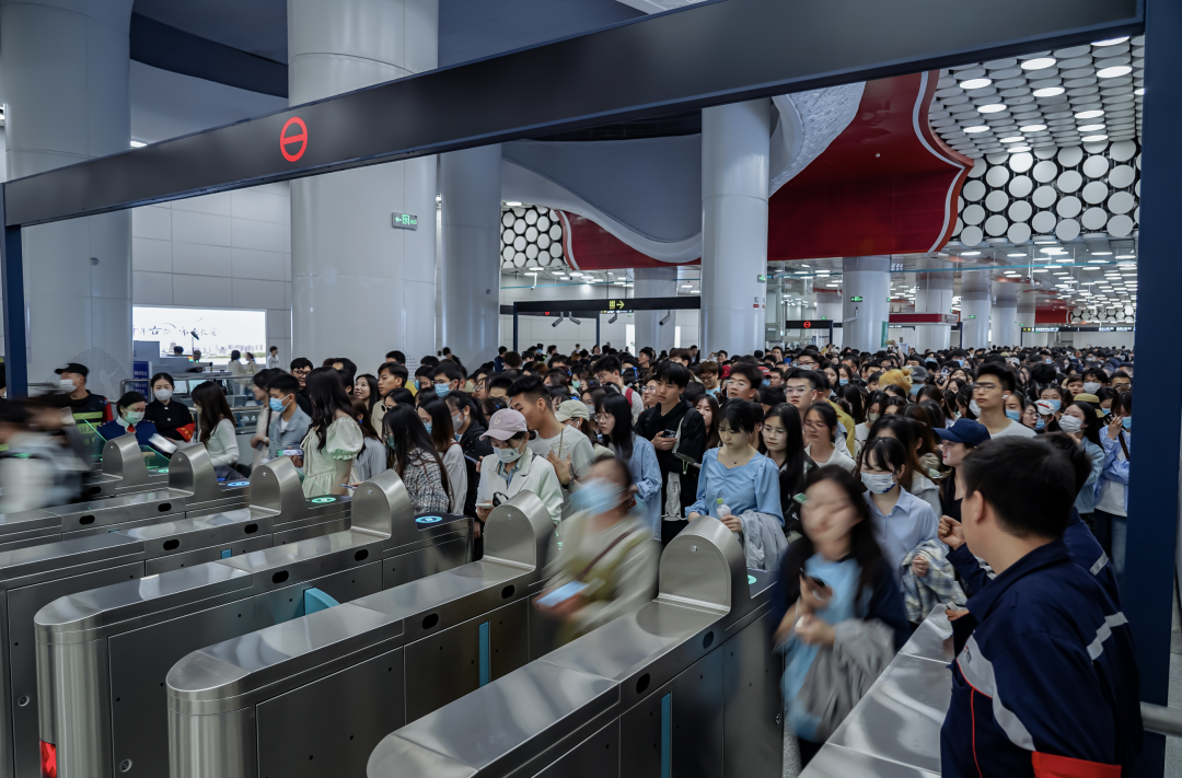 钟楼,西安北站,奥体中心等车站的瞬时大客流情况,西安地铁一方面