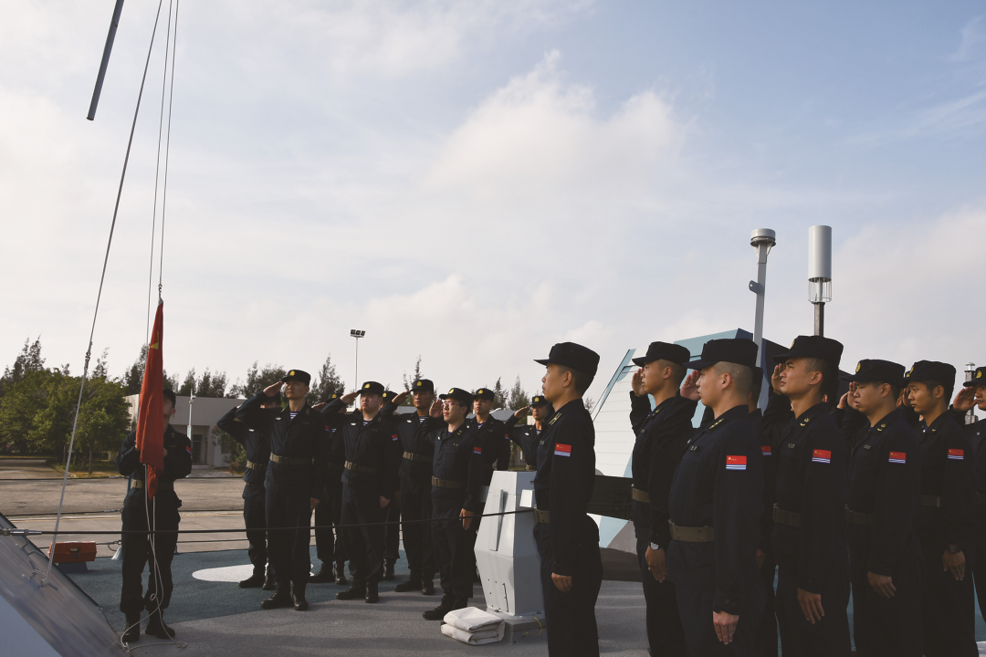 在这里你将与海军官兵共同参加升旗仪式(92376部队营区)汕头市濠江区