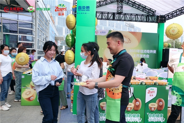 嘉宾们化身“超级推荐官”,向现场顾客推荐鲜甜多汁的佳沛奇异果