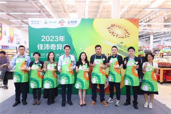嘉宾们化身“超级推荐官”,向现场顾客推荐鲜甜多汁的佳沛奇异果