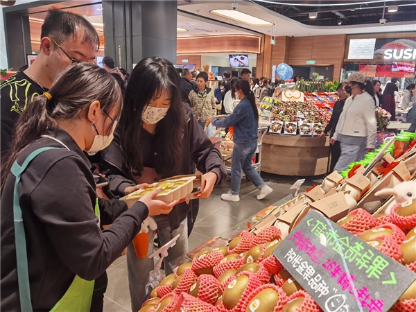 兰州第一家ole精品超市开业,佳沛新西兰奇异果新鲜上架吸引众多目光