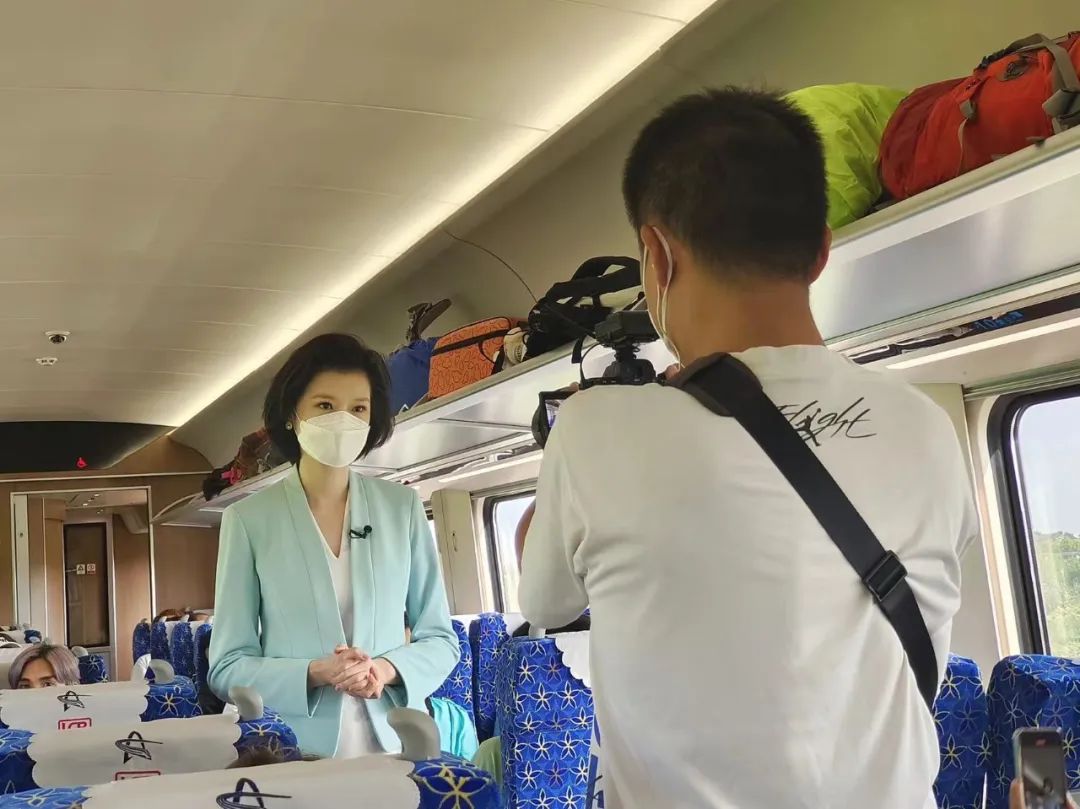 总台主持人邹韵在中老铁路"澜沧号"动车上采访
