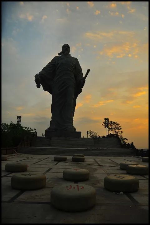 夕阳下的江西省铅山县河口古镇辛弃疾塑像.新华社发