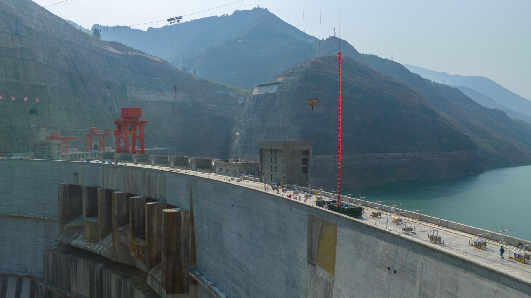 白鹤滩水电站大坝成功取出一根长度为36.74米的混凝土岩芯.