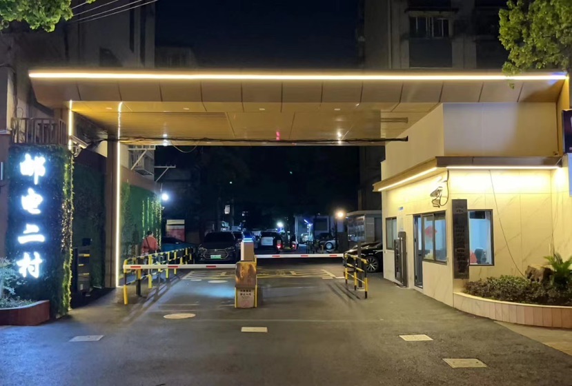 "亮化工程"后的小区进出口.龙钢摄