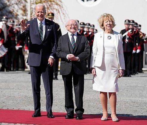 爱尔兰总统希金斯(中)和夫人为拜登举行欢迎仪式.