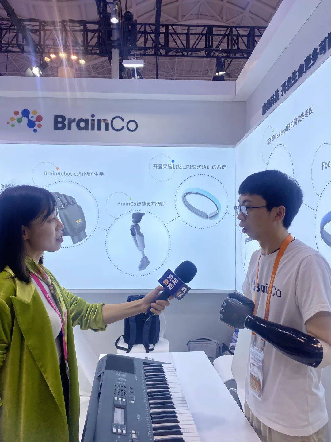 BrainCo产品体验官古月接受央视新闻记者采访