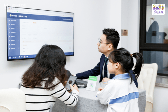 （▲春雨医生健康社区负责人赵云先生在展示健康社区相关功能）