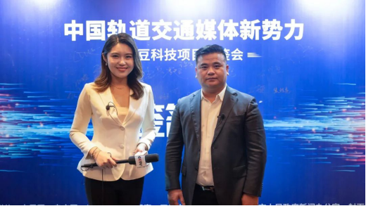 图：央视主持人（左）&茄豆互联董事长冯高锋（右）