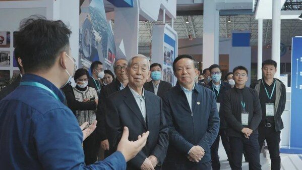 　　原环保总局副局长 王心芳 中国环境保护产业协会党委书记、会长 郭承站