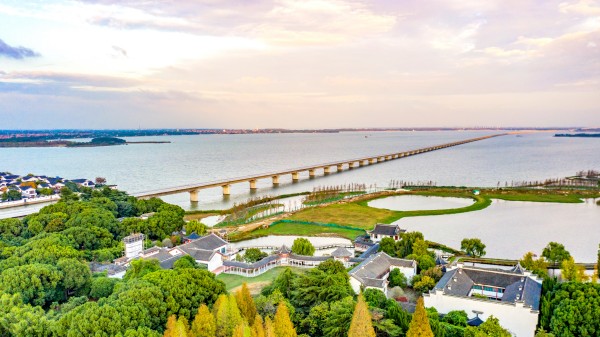 图说:在建中的沪苏湖铁路横卧元荡湖.新民晚报记者 孙中钦 摄