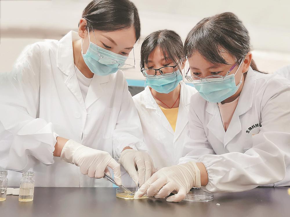 大北农水产研究人员在重点实验室里开展项目实验.(资料图片)