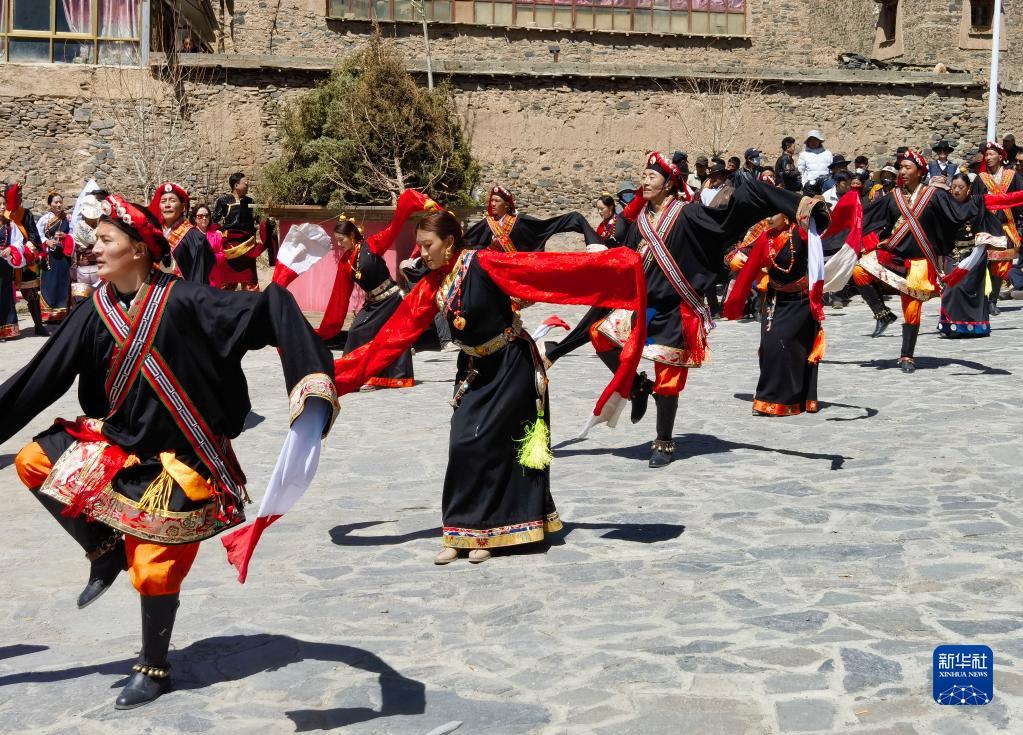 4月12日,在青海省玉树藏族自治州称多县尕朵乡卓木齐村举办的糌粑节