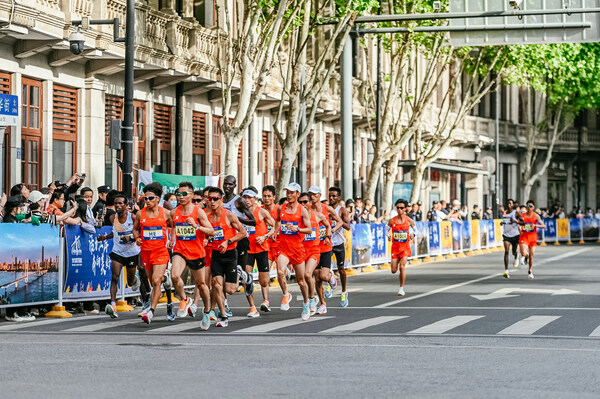 　　国人竞速齐聚武马，用中国速度致敬英雄之城