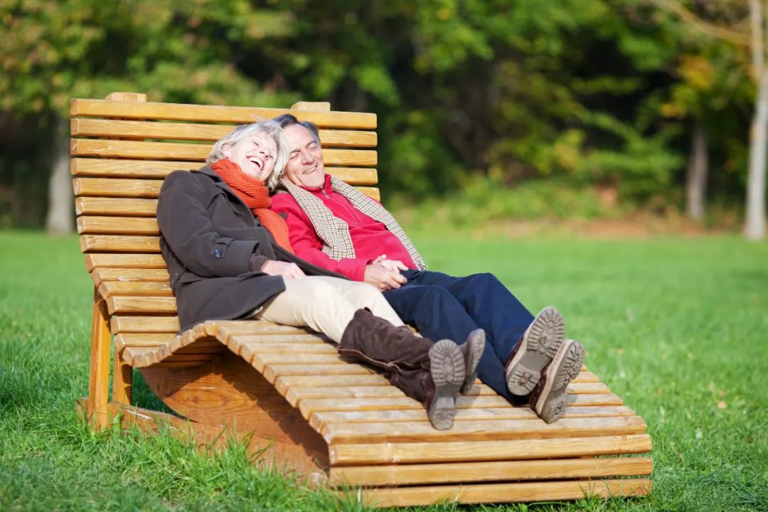 【红包】大学生爱"特种兵式旅游",老年人扎堆"旅居养老"!