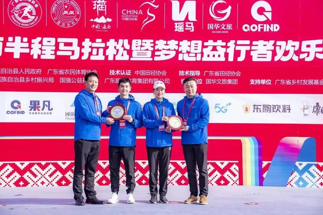 体操奥运冠军邢傲伟,跳水奥运冠军王鑫被授予公益大使称号