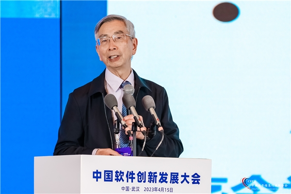 图为倪光南院士发表主题演讲