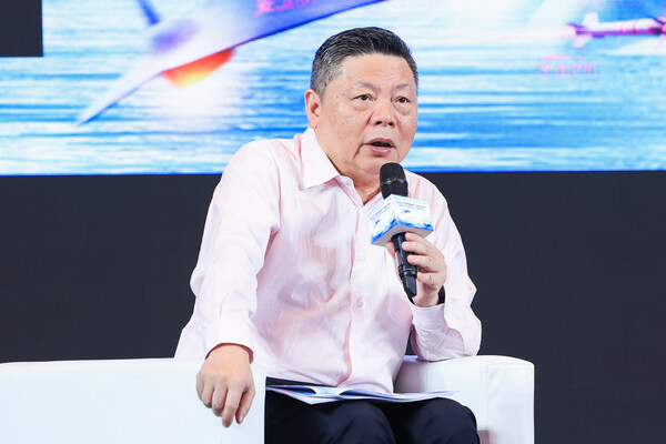 　　广东省肺癌研究所名誉所长、广东省人民医院终身主任吴一龙教授