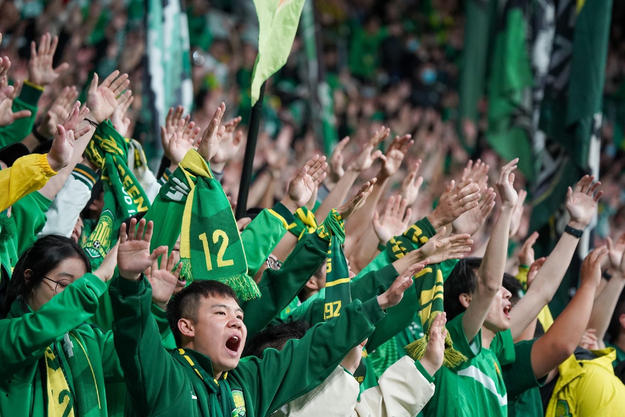 球迷来到了新工体看球.